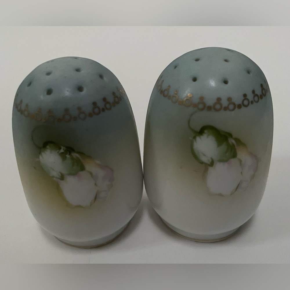 VINTAGE PORCELAIN SALT & PEPPER SHAKERS.